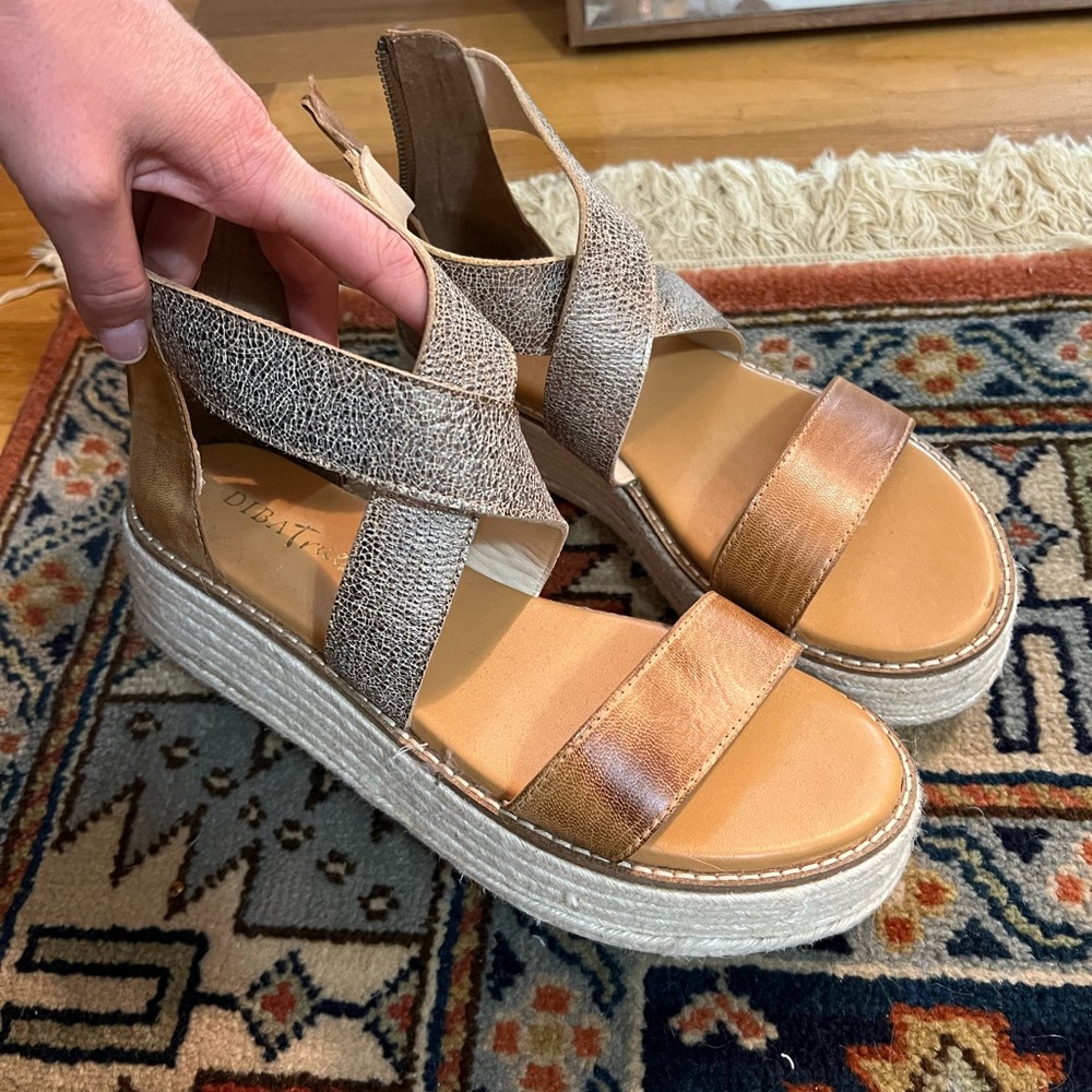 DibaTru Sandals NWOT